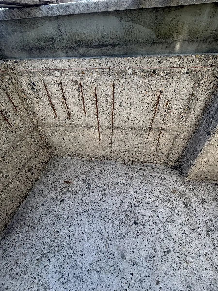 Betonwanne im Bestand mit freiliegender Bewehrung