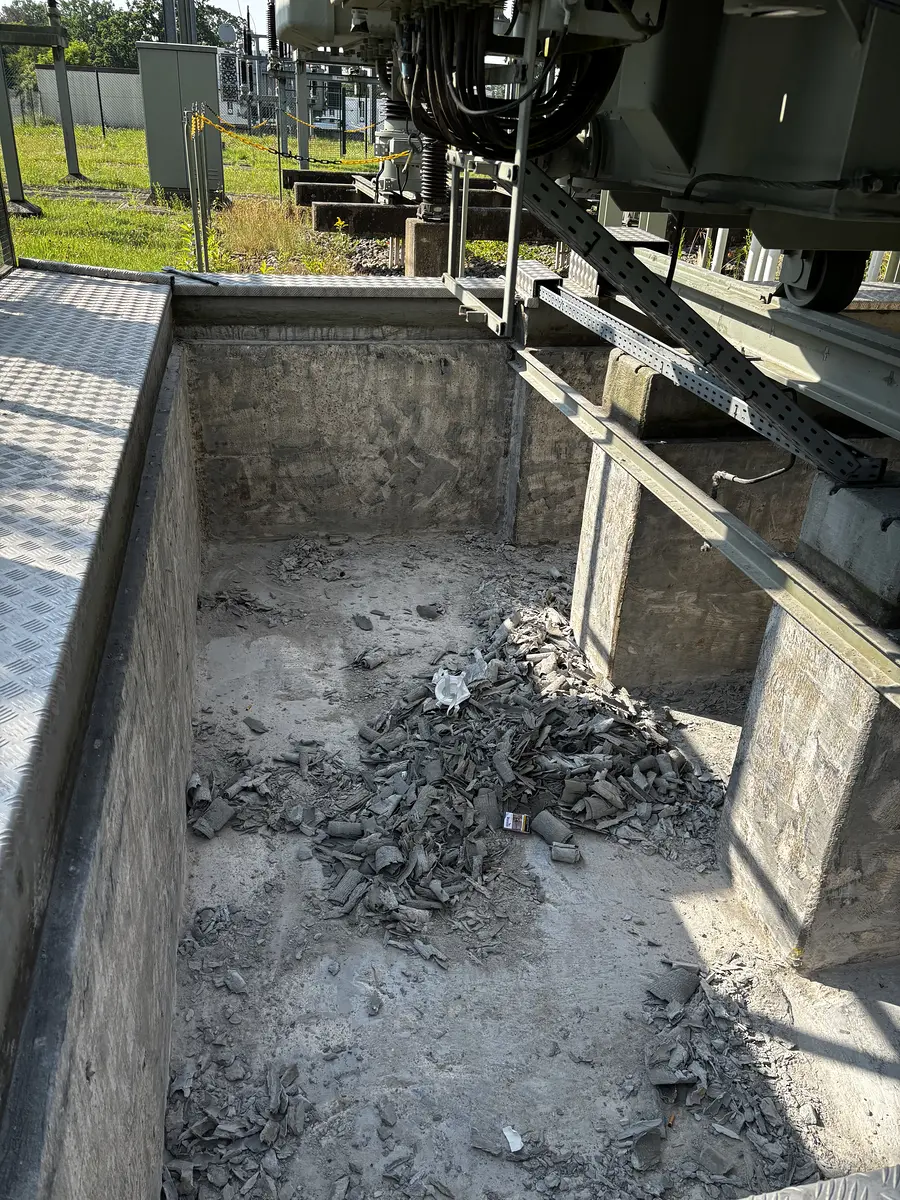 Trafogrube im Ausgangszustand mit Betonabbruch