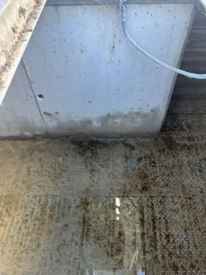 Abgeplatzte Beschichtung an einer bestehenden Betonwanne